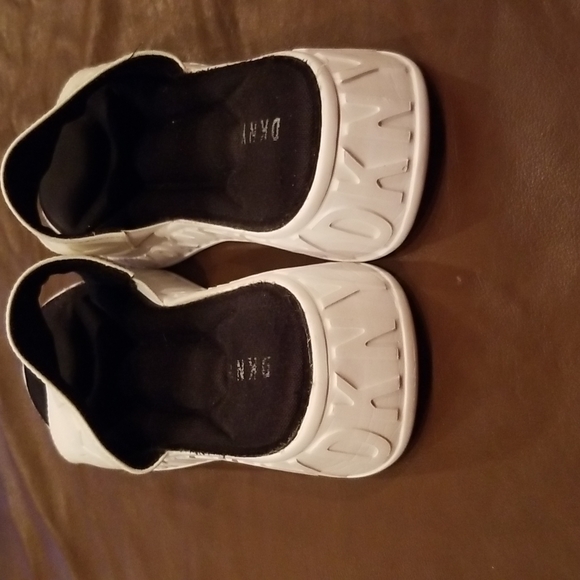 DKNY Mara Flipflops. Sz 7 - Picture 4 of 7